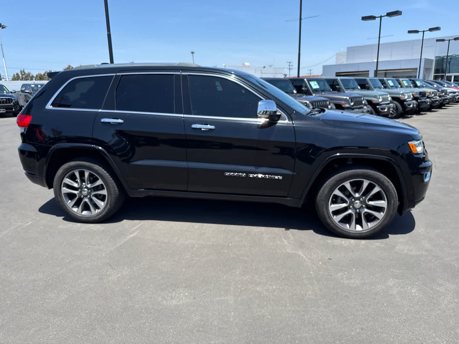 Used 2018 Diamond Black Crystal Pearlcoat Jeep Overland image 13