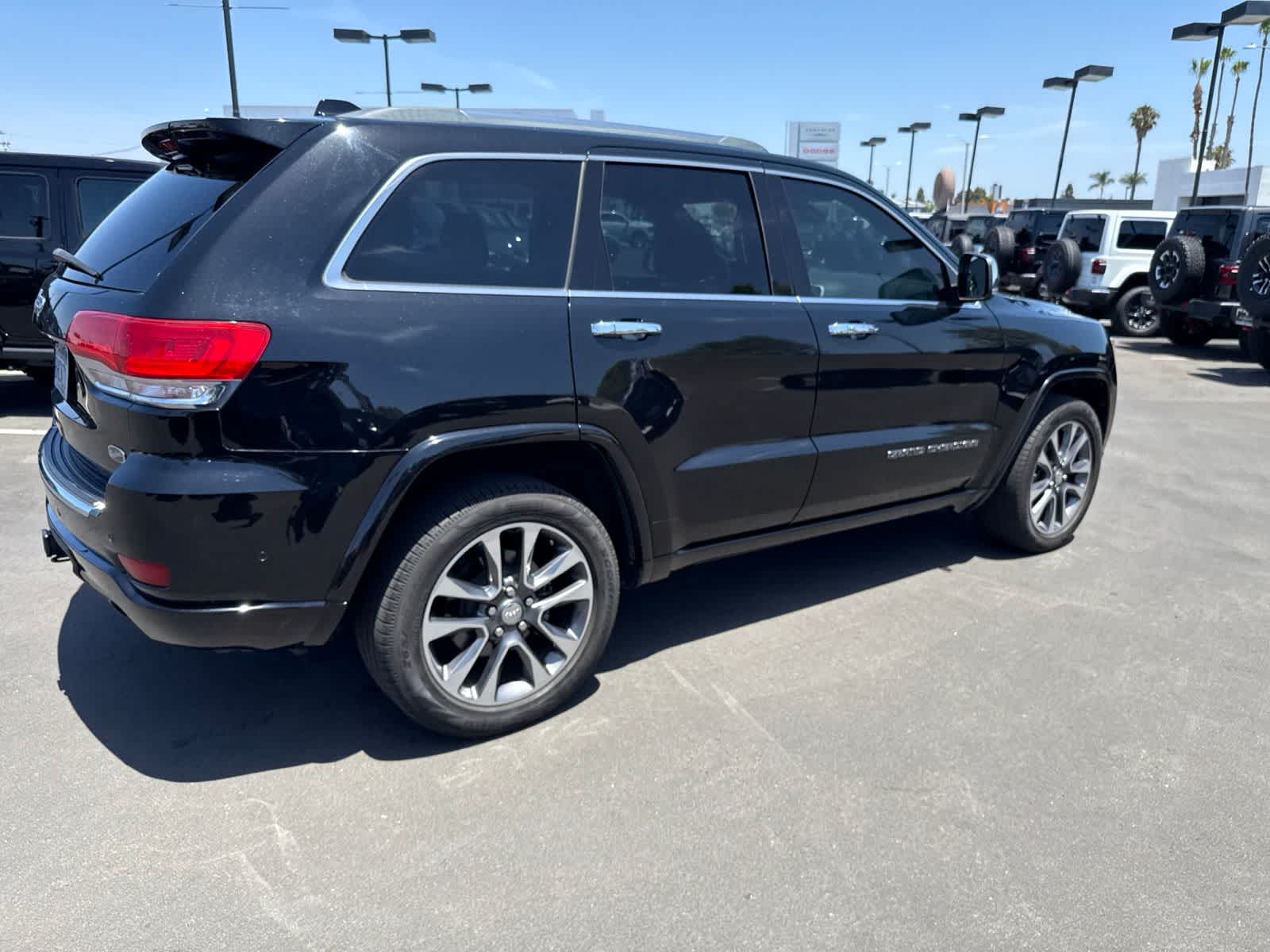 Used 2018 Diamond Black Crystal Pearlcoat Jeep Overland image 17