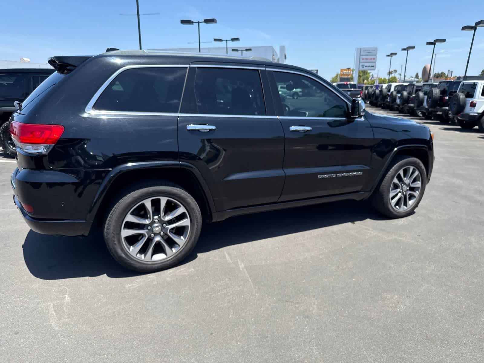 Used 2018 Diamond Black Crystal Pearlcoat Jeep Overland image 16