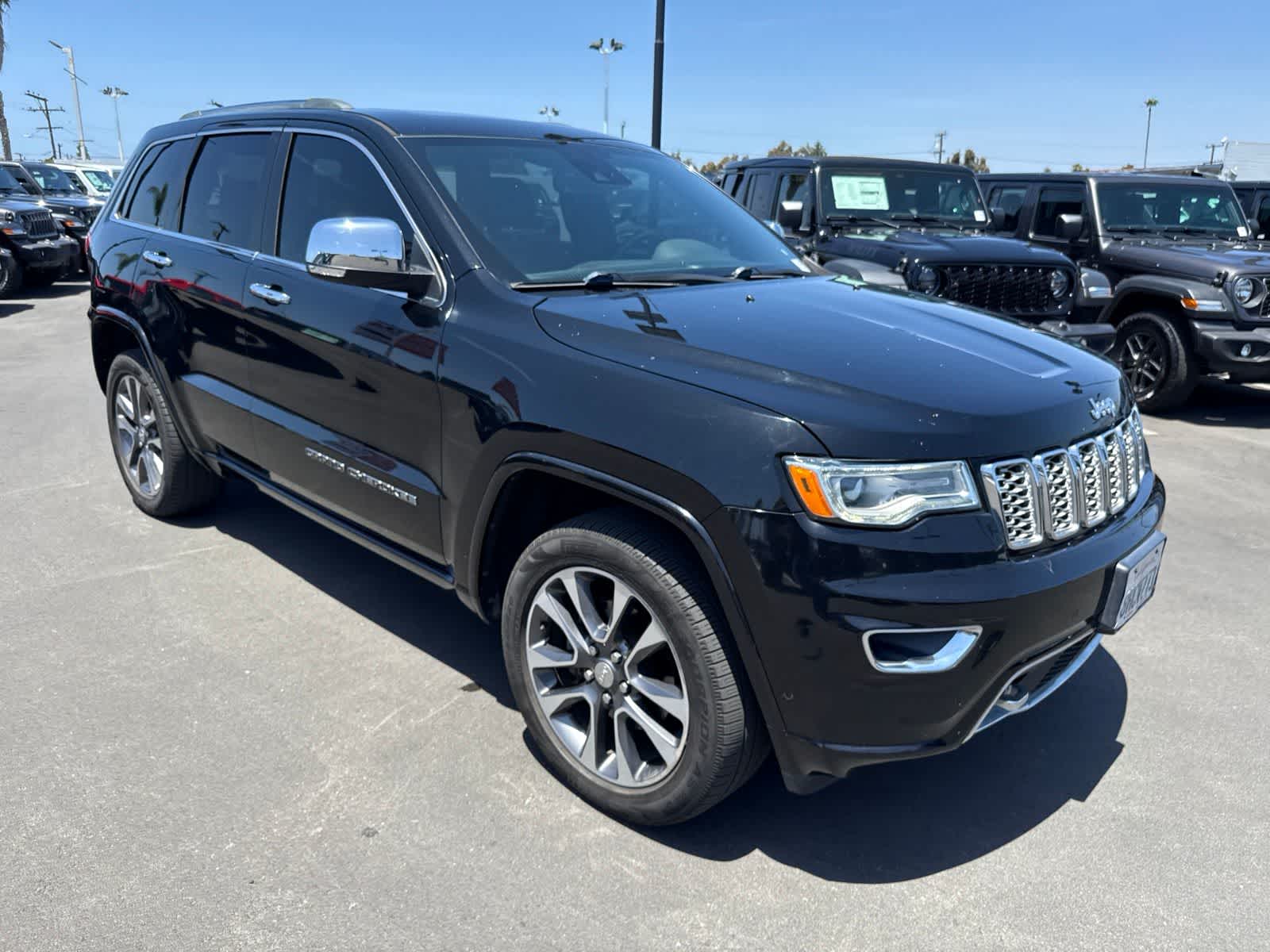 Used 2018 Diamond Black Crystal Pearlcoat Jeep Overland image 9