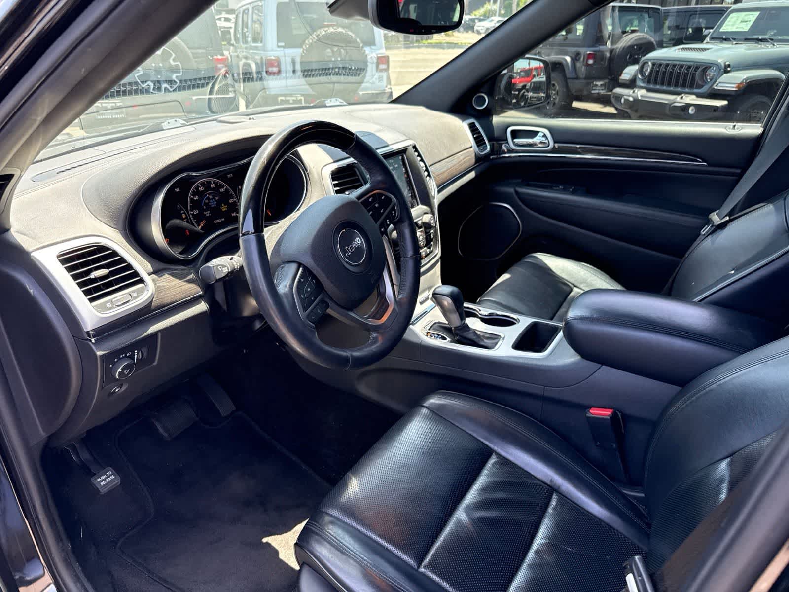 Used 2018 Diamond Black Crystal Pearlcoat Jeep Overland image 28