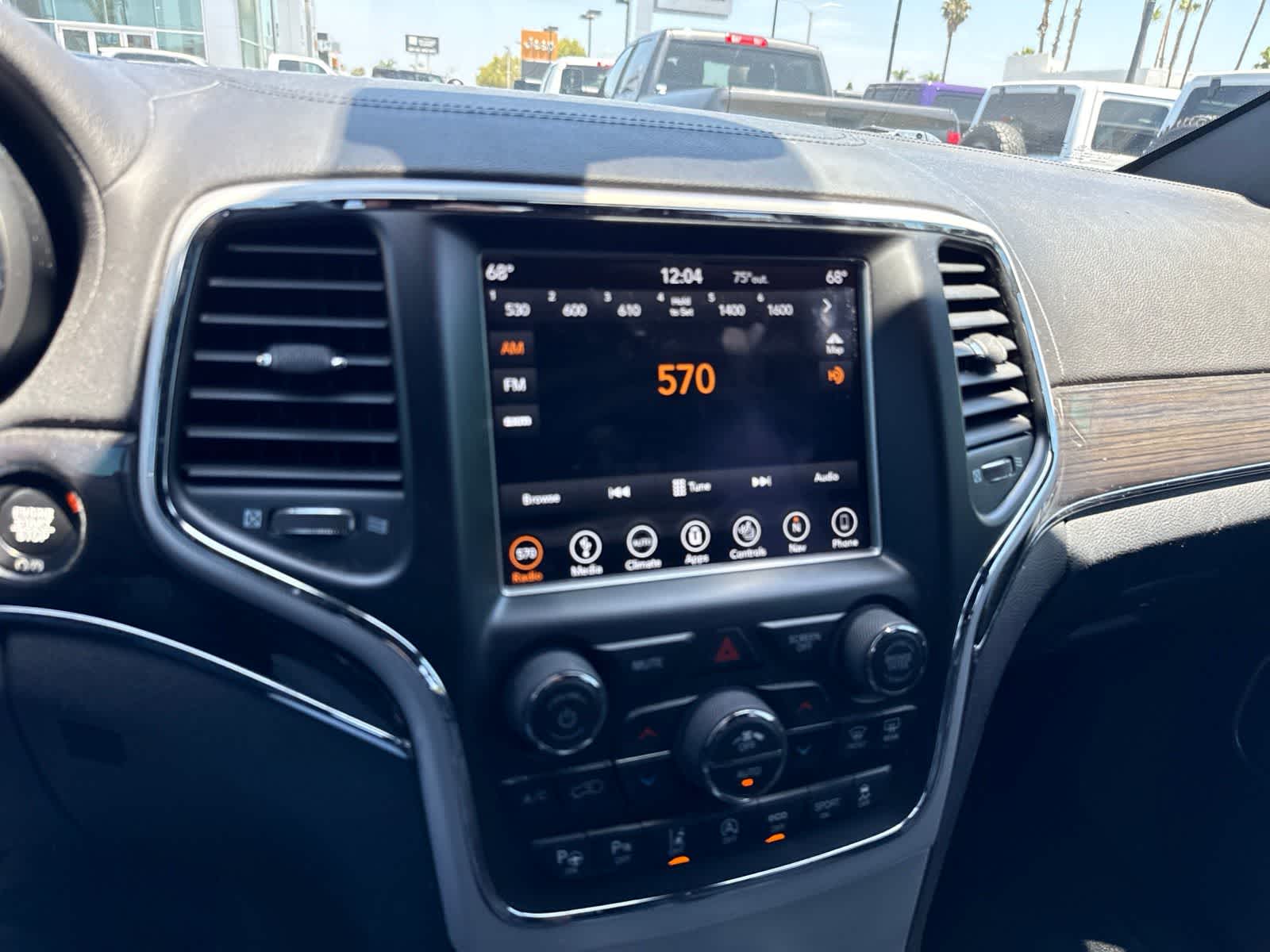 Used 2018 Diamond Black Crystal Pearlcoat Jeep Overland image 30