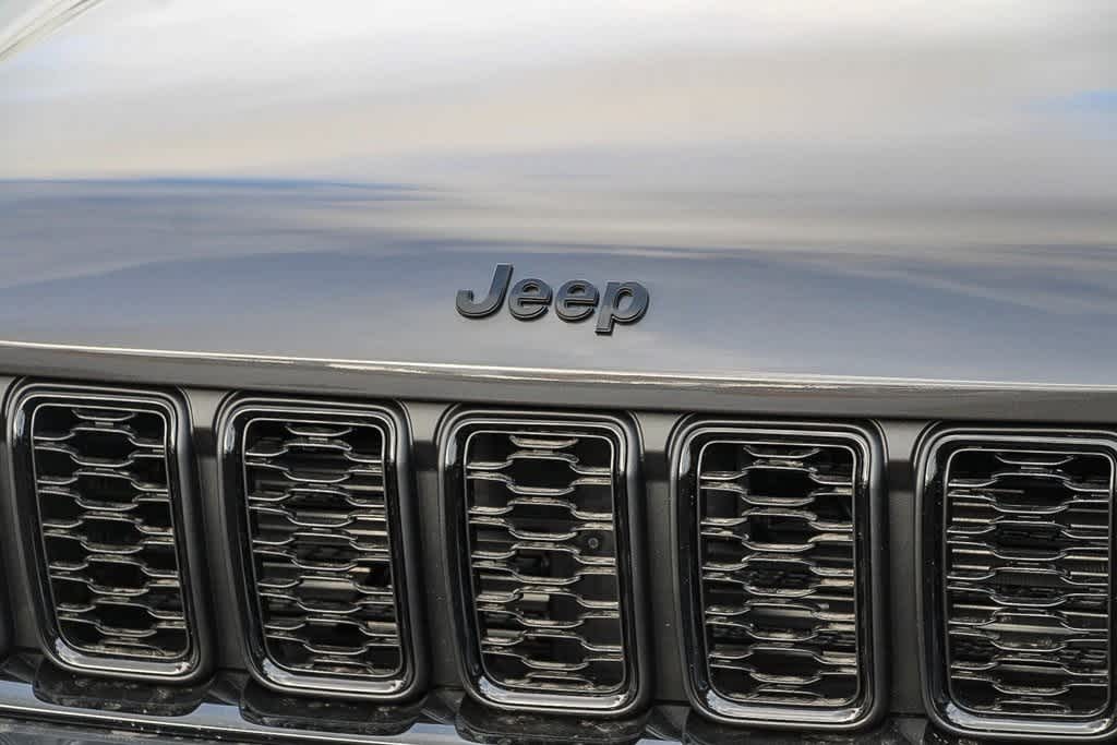 2025 Jeep Grand Cherokee Altitude X 8