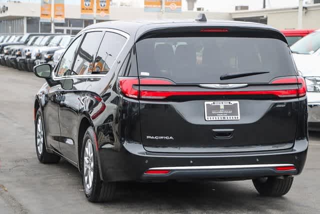 2023 Chrysler Pacifica Touring L 8