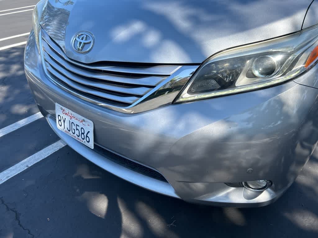 2017 Toyota Sienna Limited Premium 9