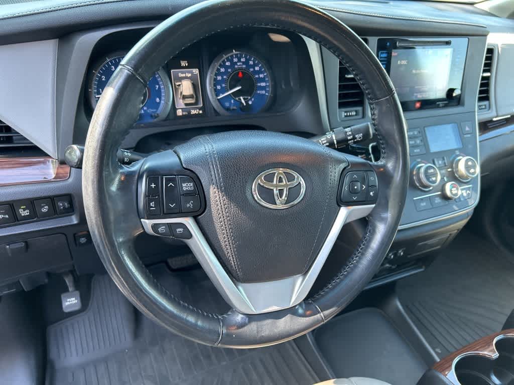 2017 Toyota Sienna Limited Premium 27