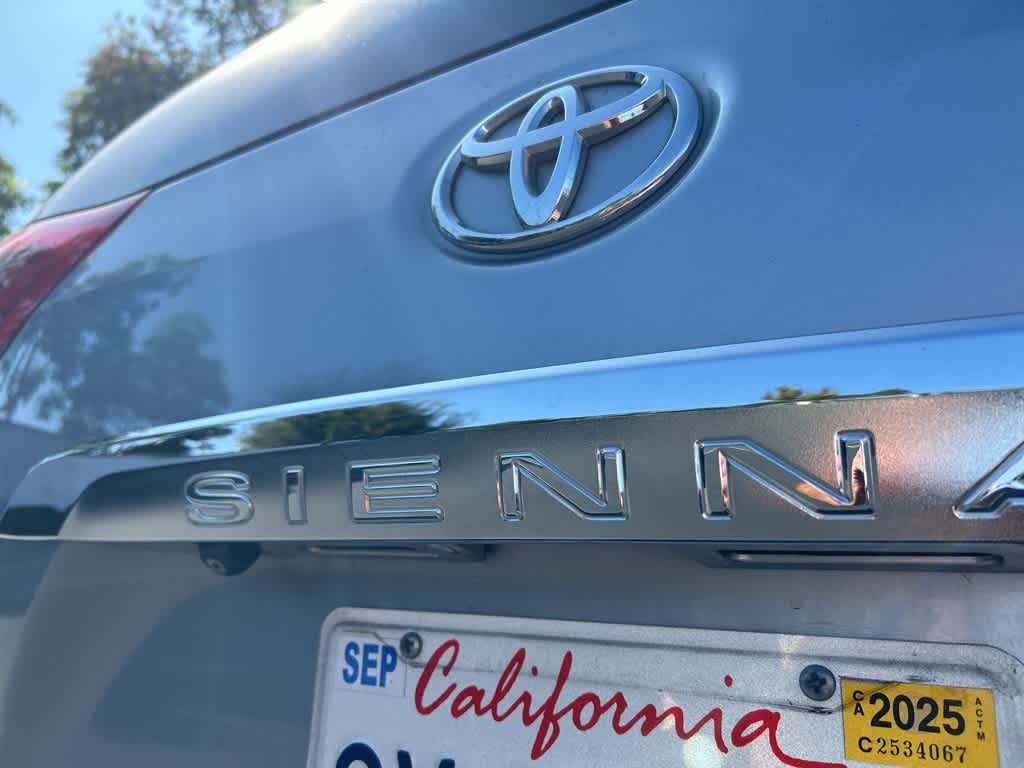 2017 Toyota Sienna Limited Premium 16