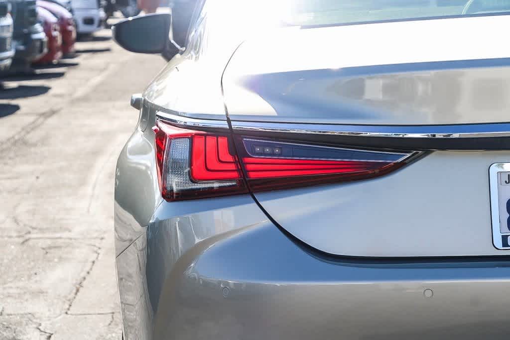 2019 Lexus ES  11