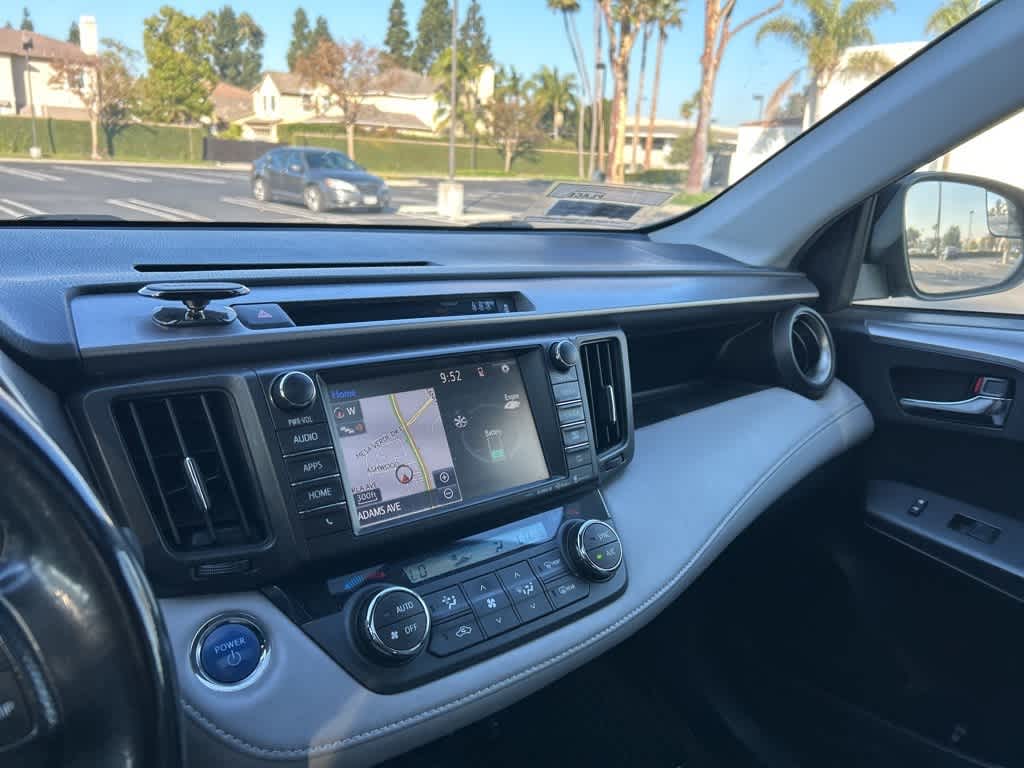 2018 Toyota RAV4 Hybrid XLE 33