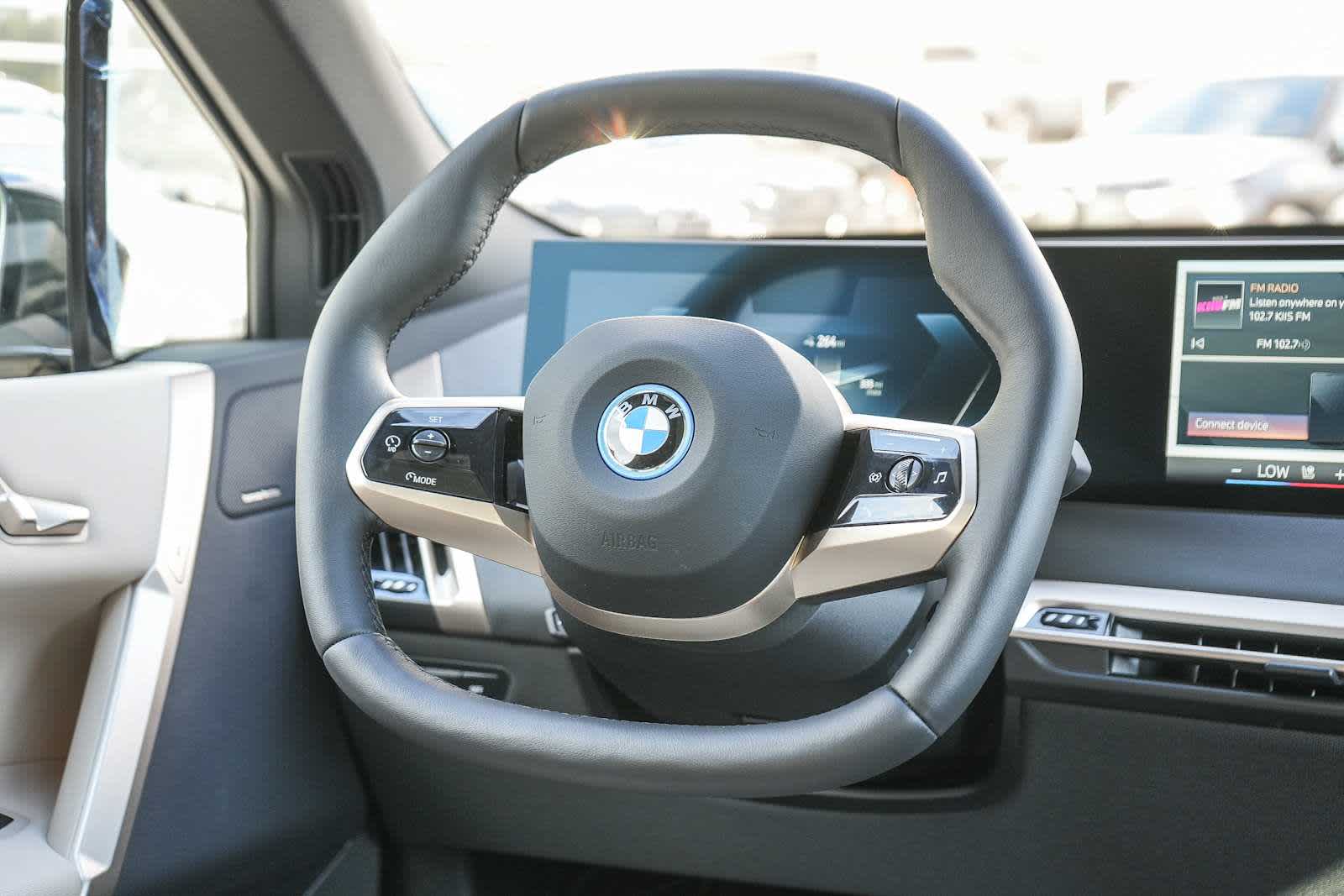 2025 BMW iX xDrive50 18