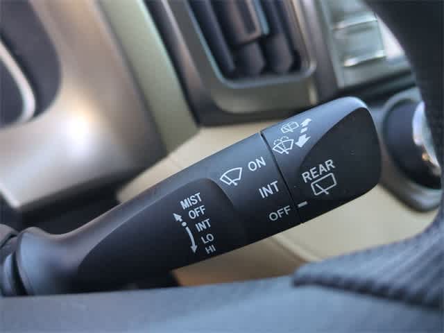 2013 Toyota RAV4 LE 24