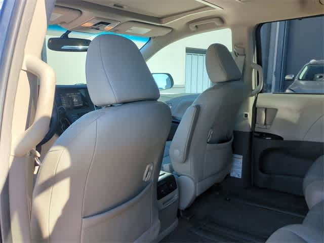 2015 Toyota Sienna XLE Premium 18