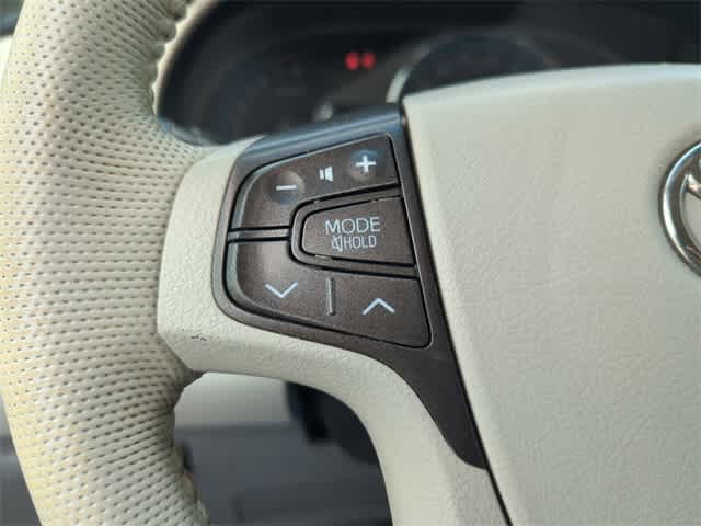 2013 Toyota Sienna XLE 25