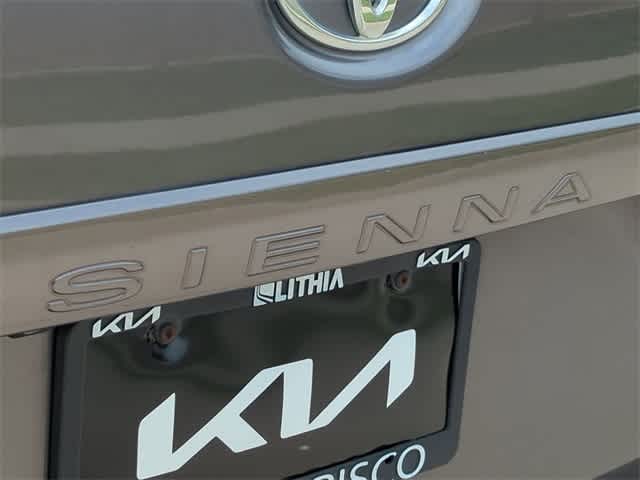 2013 Toyota Sienna XLE 12