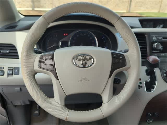 2013 Toyota Sienna XLE 24