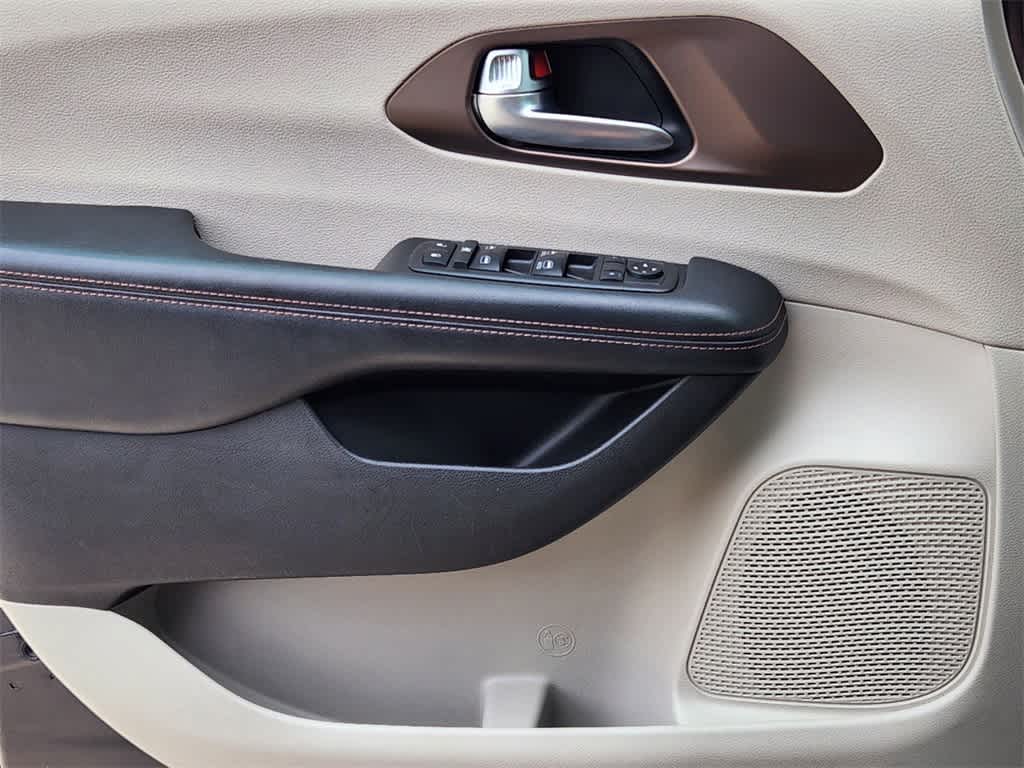 2019 Chrysler Pacifica Touring L 21