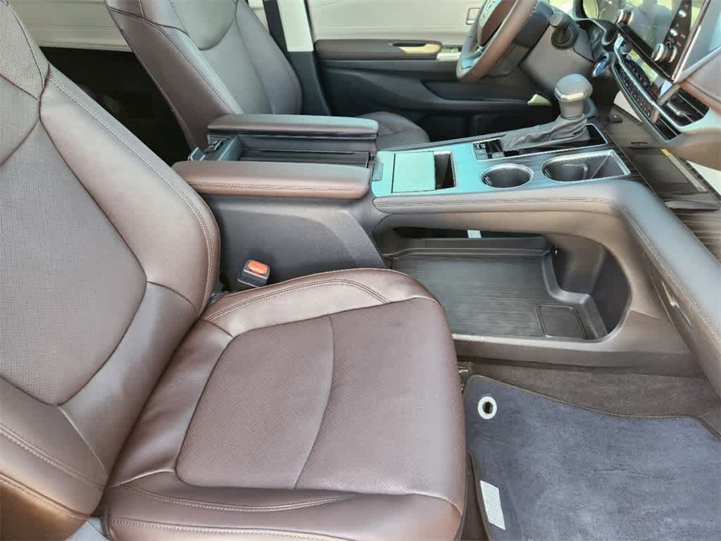 2024 Toyota Sienna Platinum 12