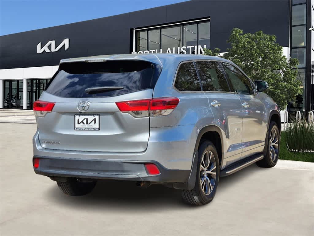 2017 Toyota Highlander LE 6