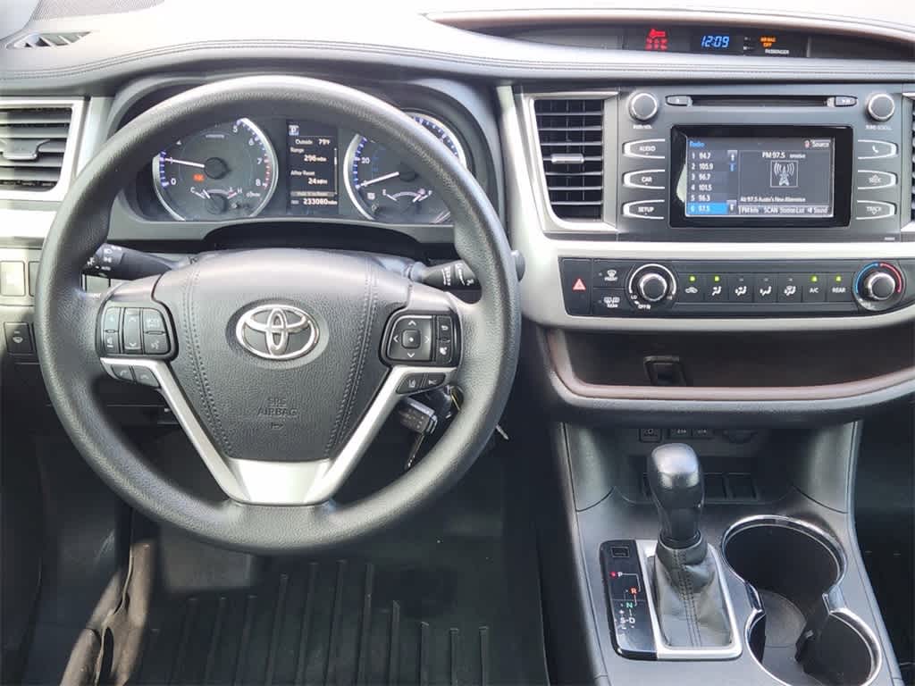 2017 Toyota Highlander LE 26