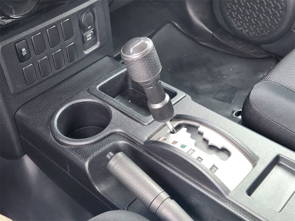 2011 Toyota FJ Cruiser BASE 21