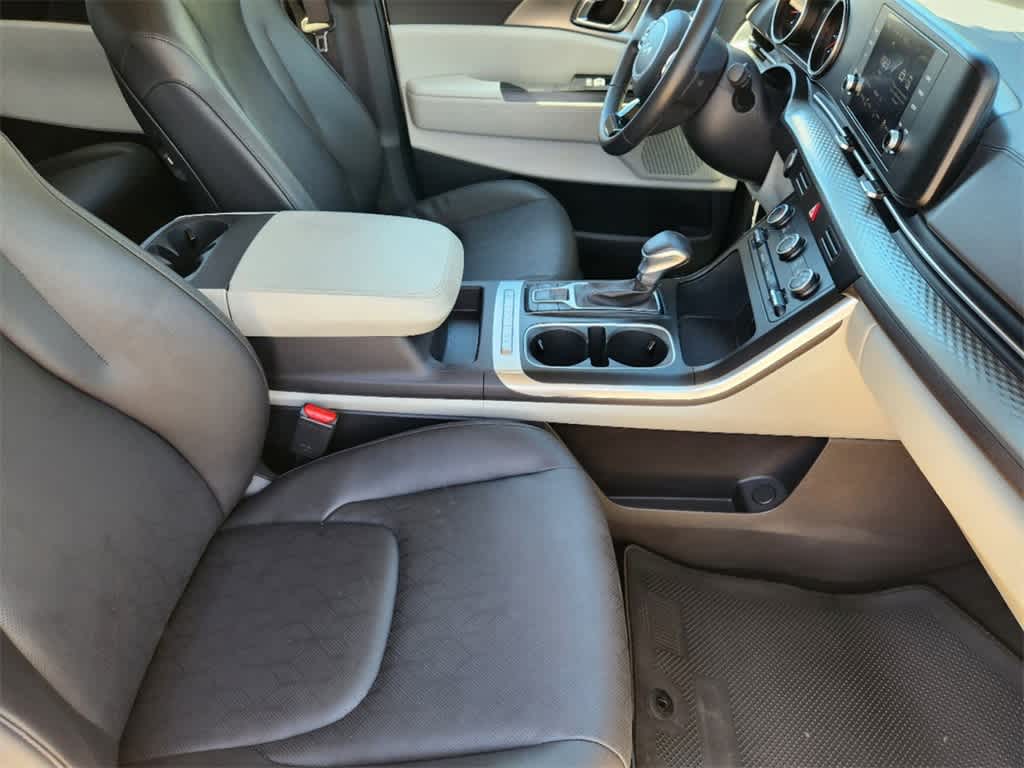 2024 Kia Carnival LX 12