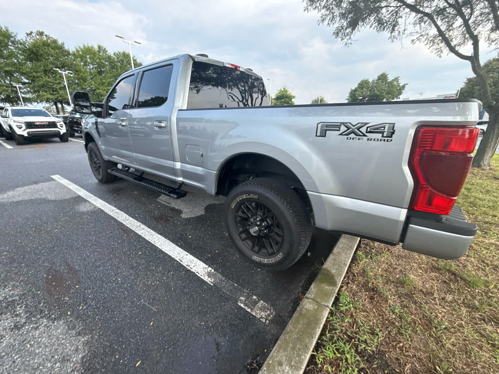 2020 Ford Super Duty F-250 Pickup LARIAT - Iconic Silver exterior view 8