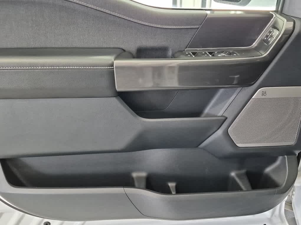 2023 Ford F-150 LARIAT - Oxford White exterior view 9