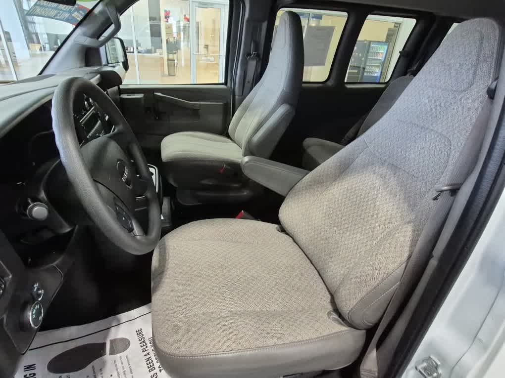 2025 GMC Savana Passenger LT - Summit White exterior view 8