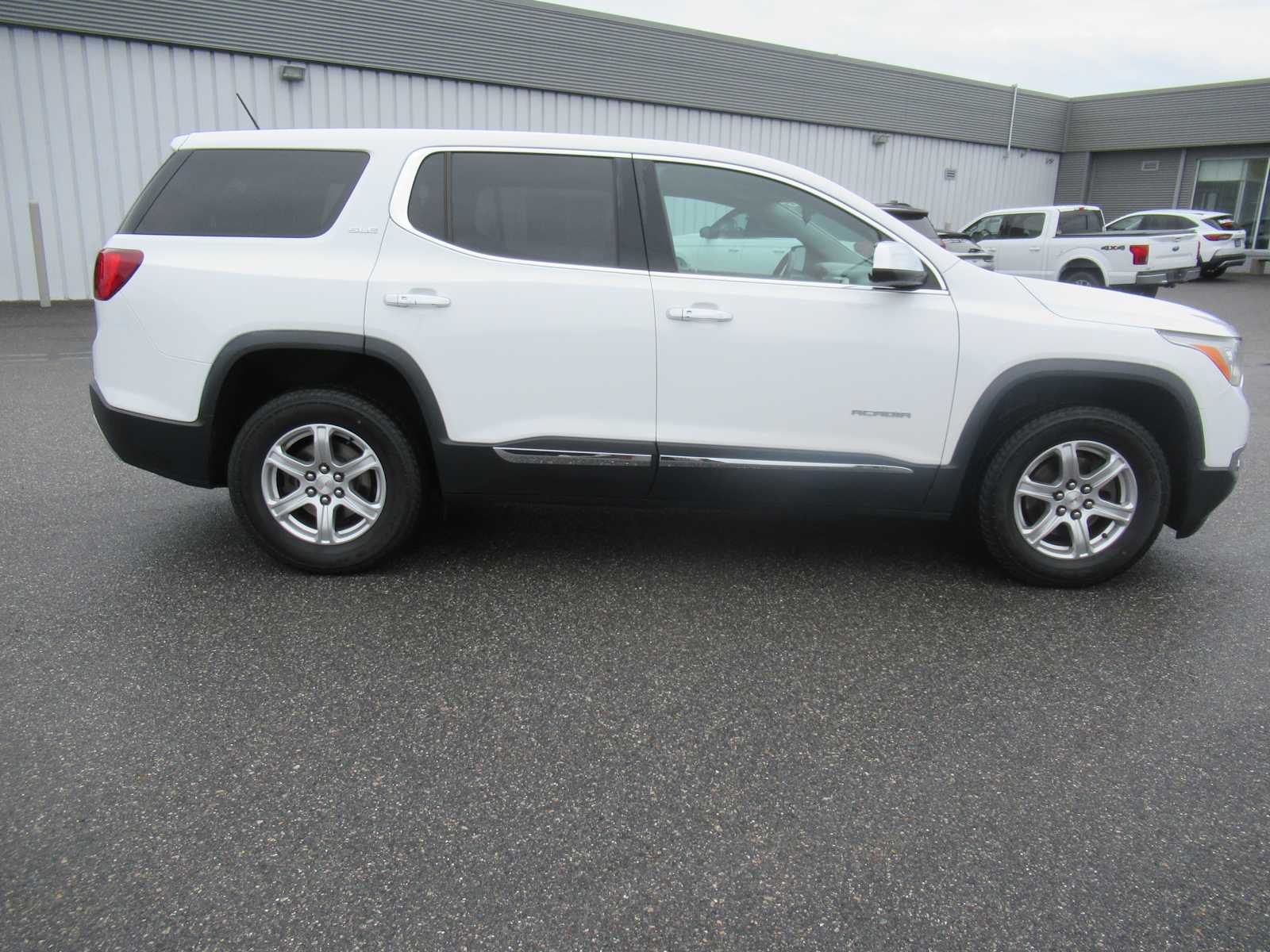 2018 GMC Acadia SLE - Summit White exterior view 4