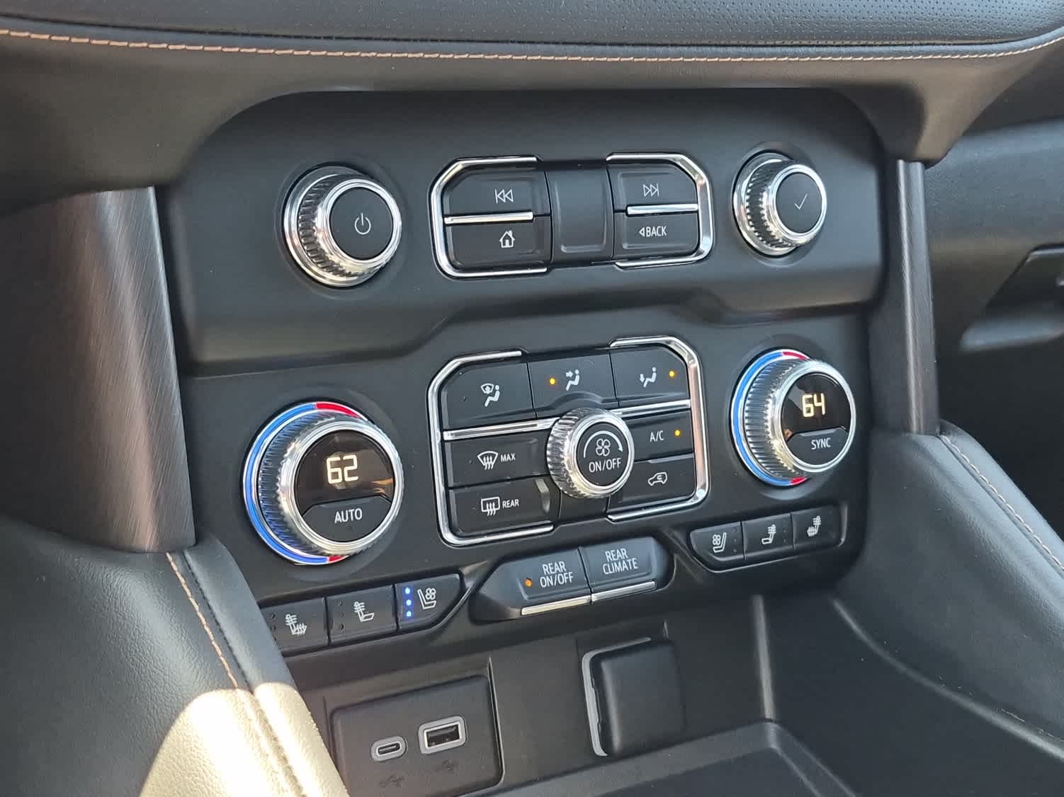 2024 GMC Yukon AT4 - Summit White exterior view 19