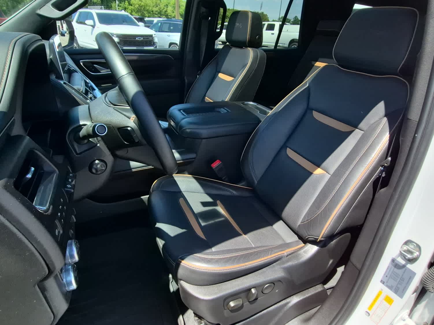 2024 GMC Yukon AT4 - Summit White exterior view 14