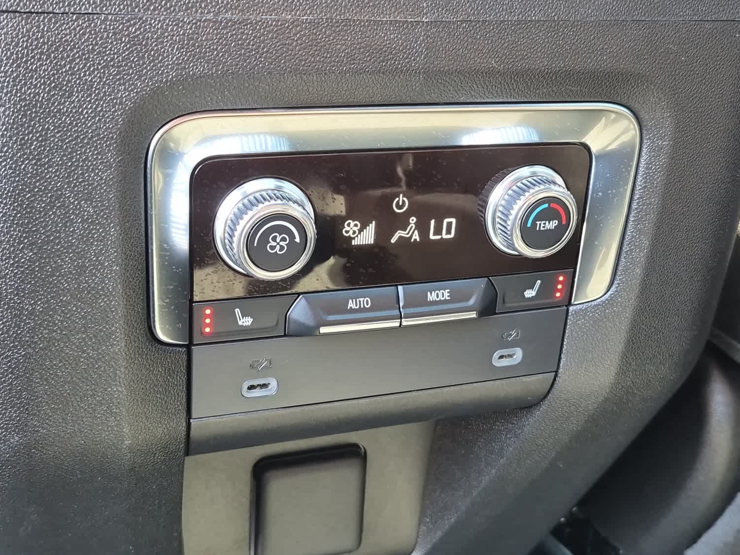 2024 GMC Yukon AT4 - Summit White exterior view 11