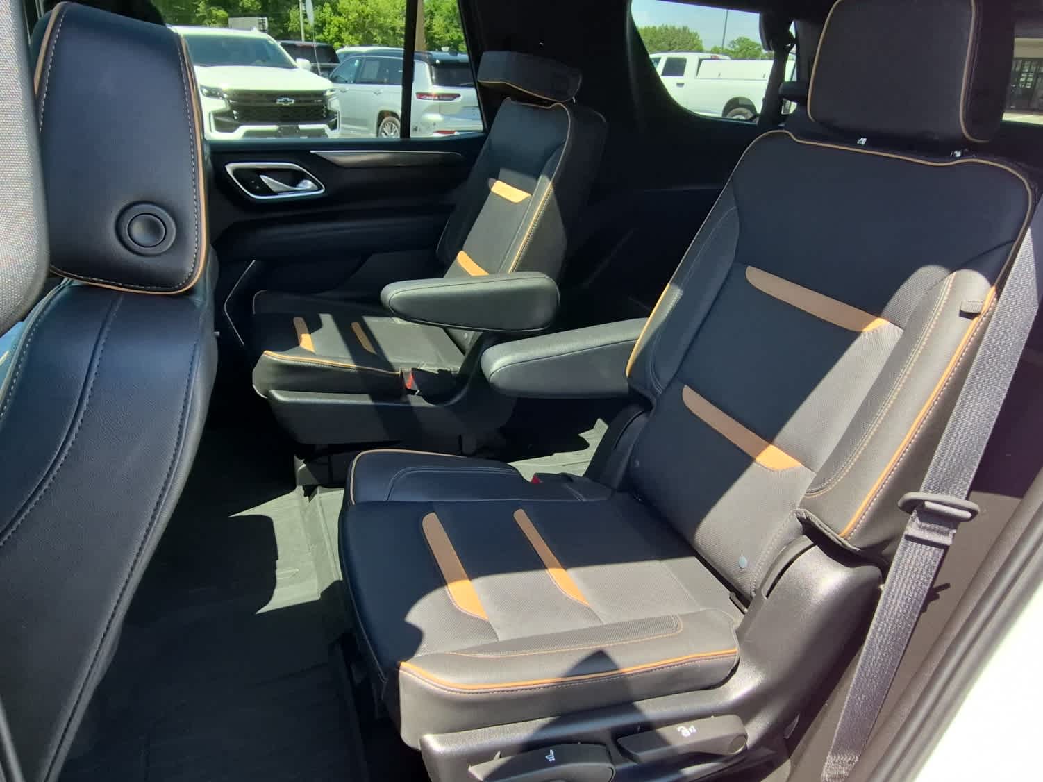 2024 GMC Yukon AT4 - Summit White exterior view 10