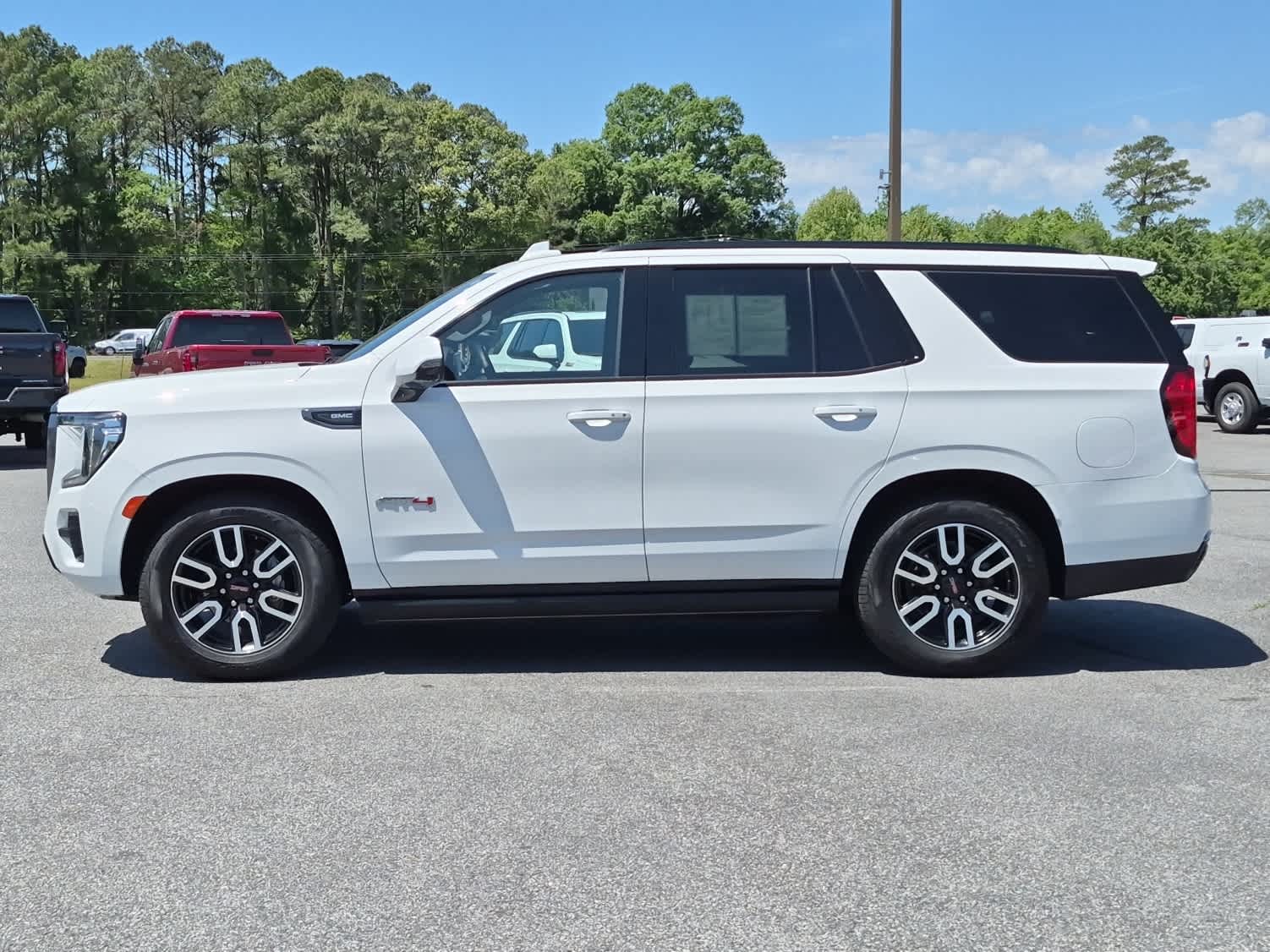 2024 GMC Yukon AT4 - Summit White exterior view 7