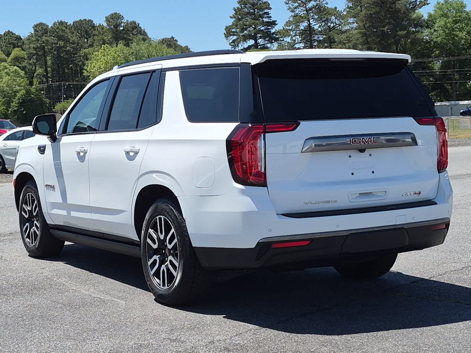 2024 GMC Yukon AT4 - Summit White exterior view 6