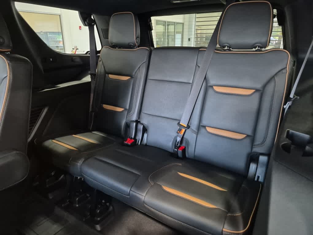 2024 GMC Yukon AT4 - Summit White exterior view 8