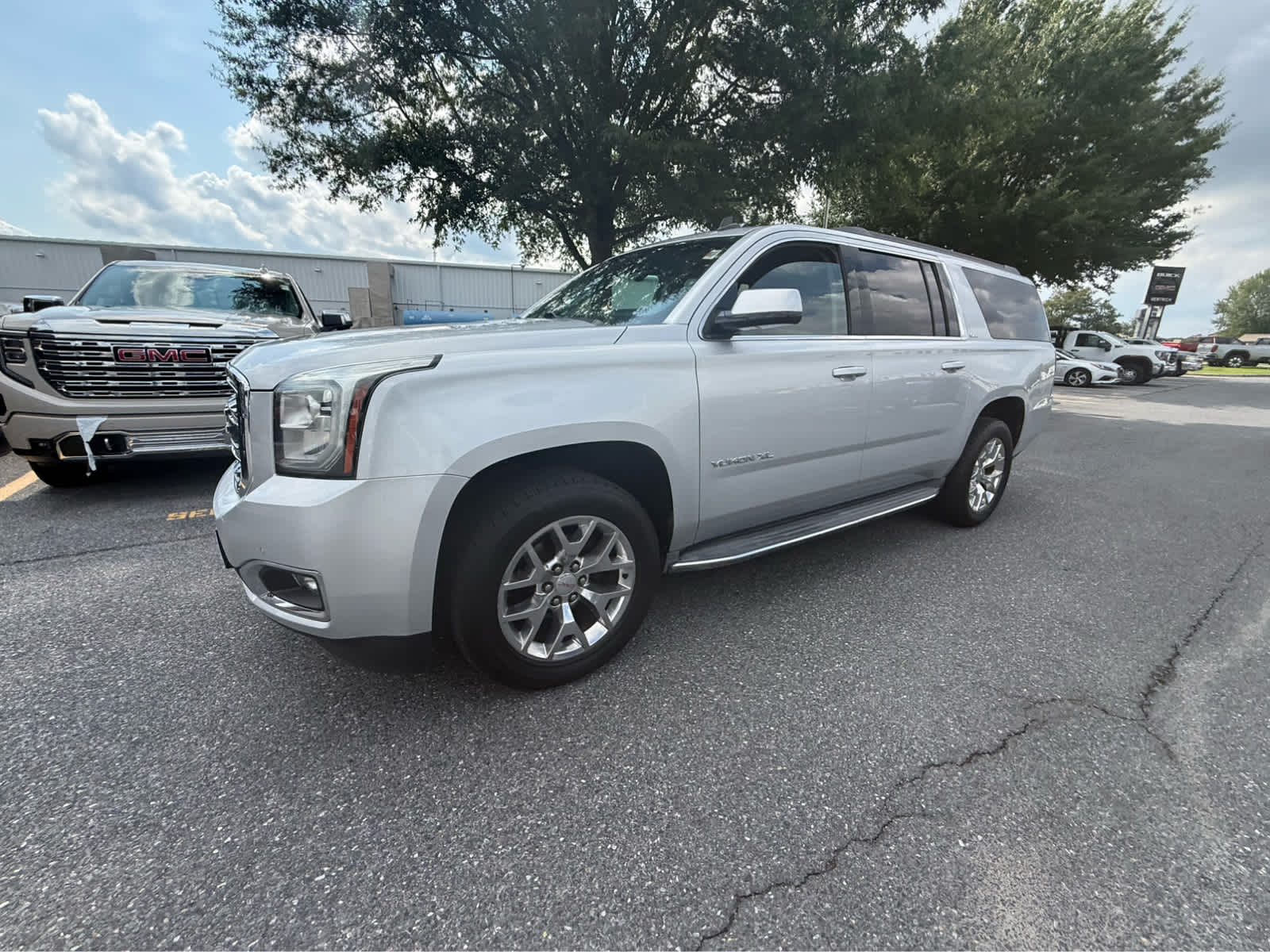 2015 GMC Yukon XL SLE - Quicksilver Metallic exterior view 3