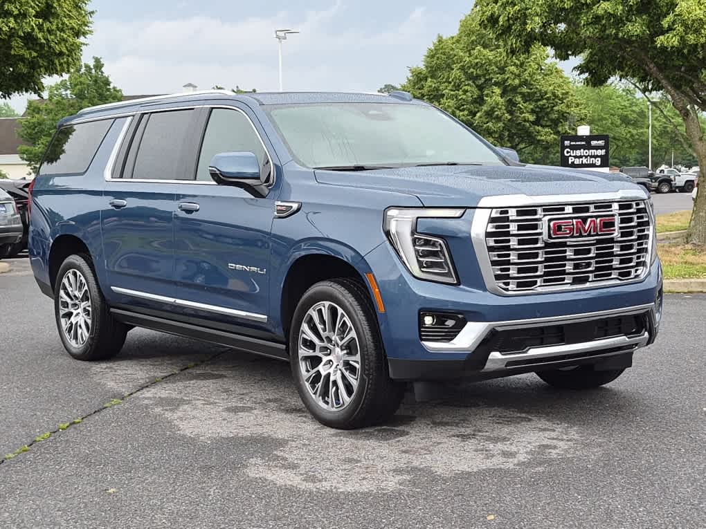 2026 GMC Yukon XL Denali Denali - Downpour Metallic exterior view 2