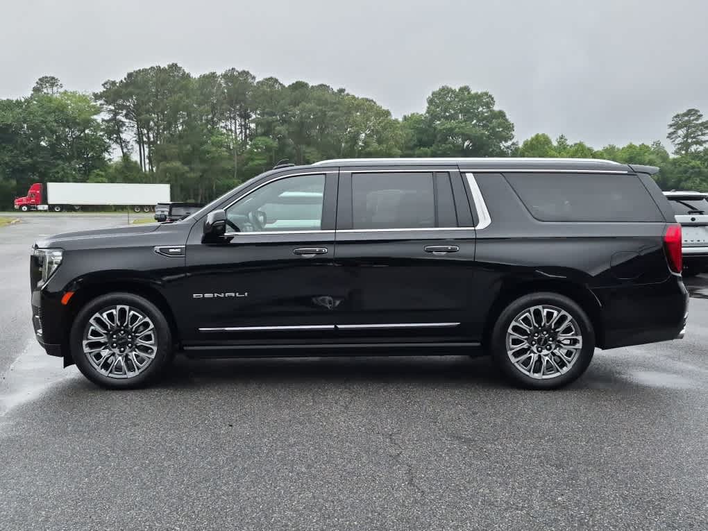 2023 GMC Yukon Denali Ultimate Denali Ultimate - Onyx Black exterior view 7
