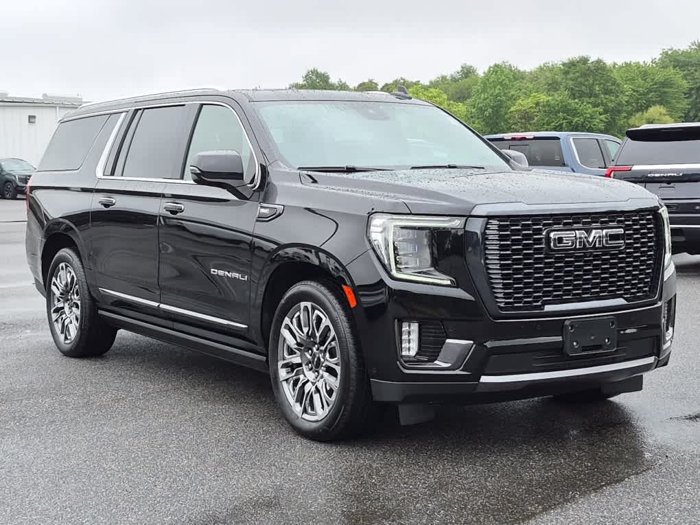 2023 GMC Yukon Denali Ultimate Denali Ultimate - Onyx Black exterior view 3