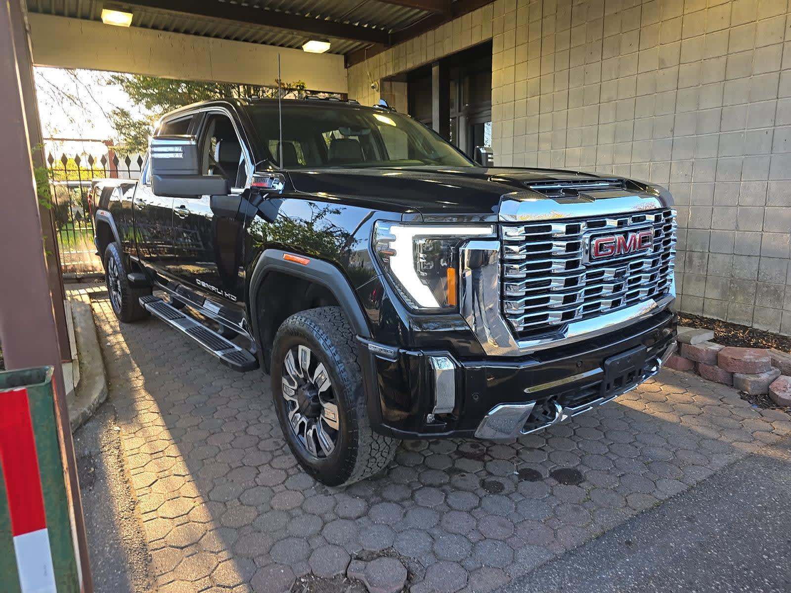 2024 GMC Sierra 2500HD Denali - Onyx Black exterior view 3