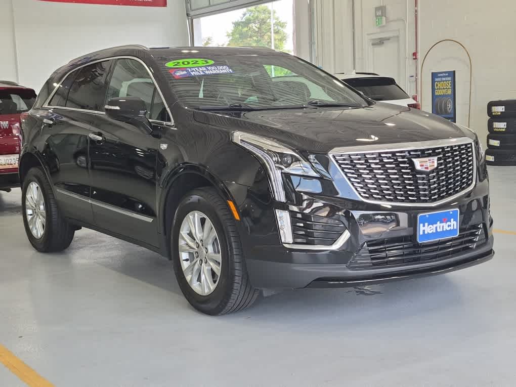 2023 Cadillac XT5 FWD Luxury - Stellar Black Metallic exterior view 3