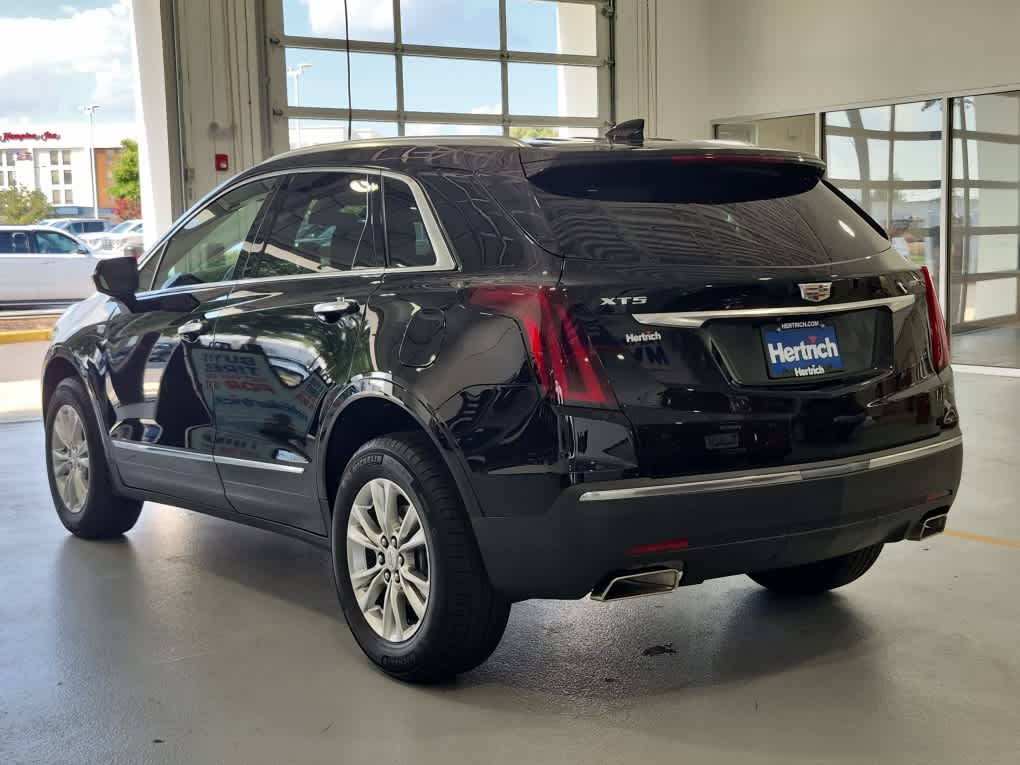 2023 Cadillac XT5 FWD Luxury - Stellar Black Metallic exterior view 5