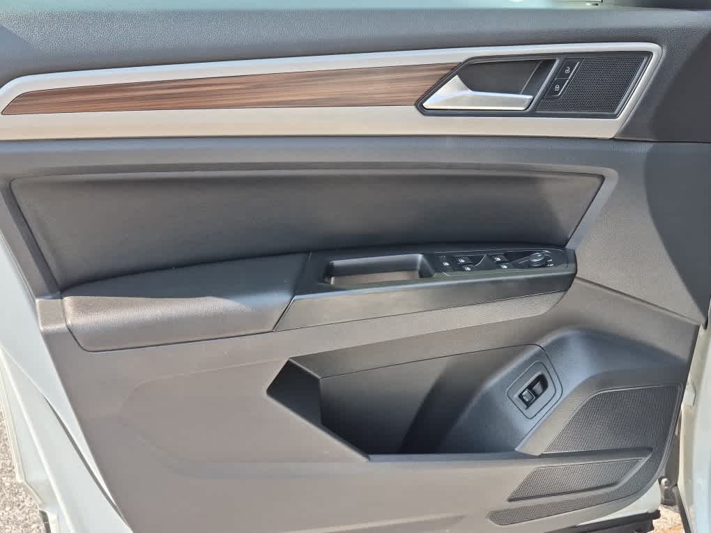 2021 Volkswagen Atlas 3.6L V6 SE w/Technology - Pure White exterior view 11