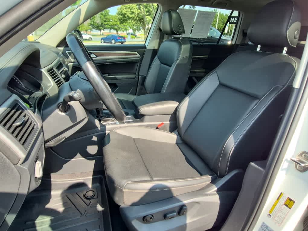 2021 Volkswagen Atlas 3.6L V6 SE w/Technology - Pure White exterior view 12