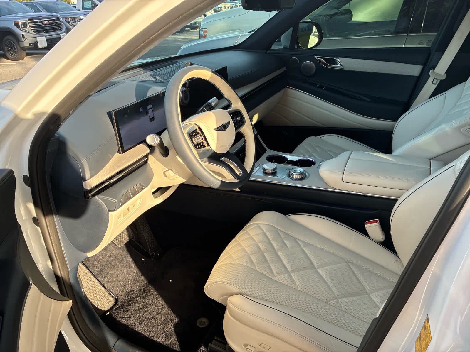 2025 Genesis GV80 3.5T Prestige - Uyuni White exterior view 10