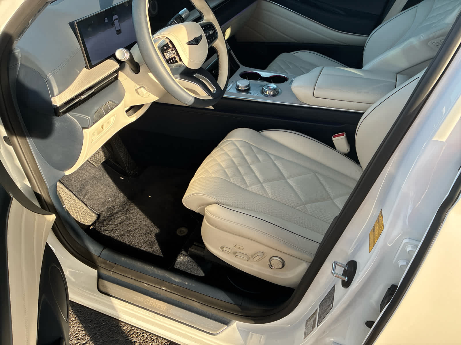 2025 Genesis GV80 3.5T Prestige - Uyuni White exterior view 9