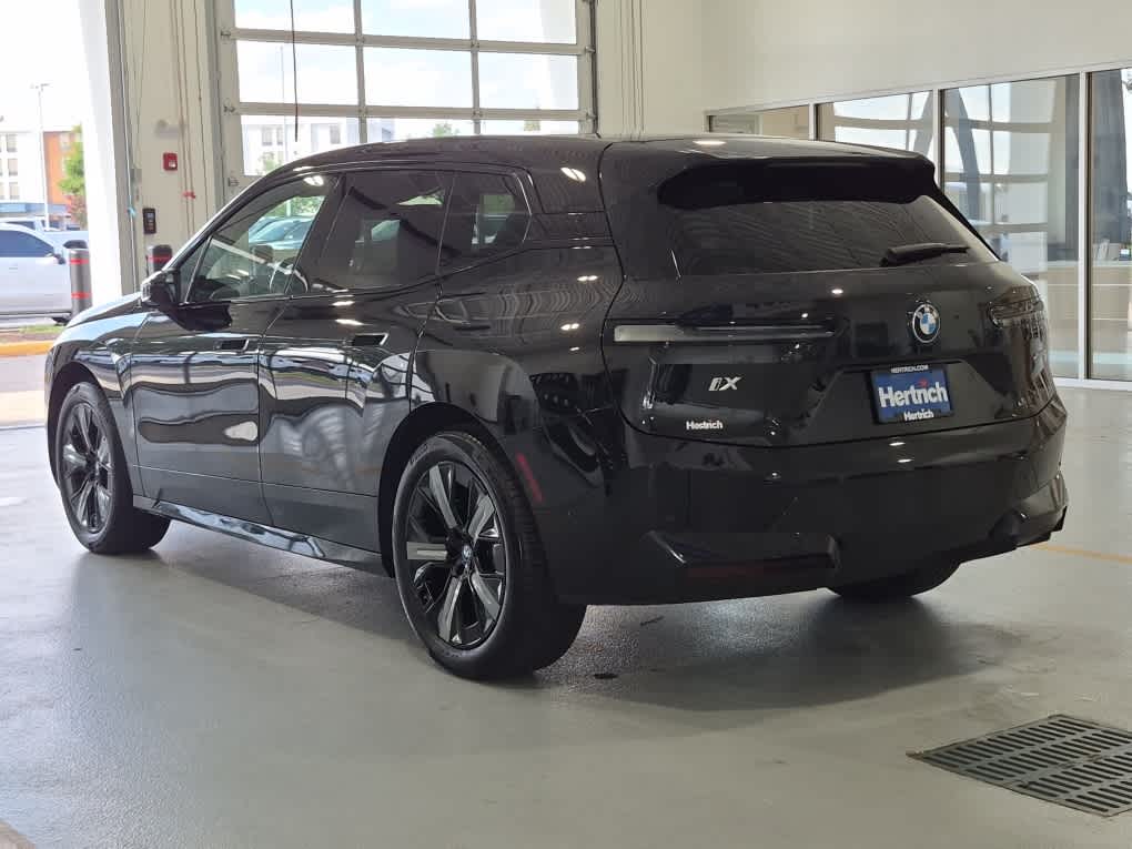 2022 BMW iX xDrive50 xDrive50 - Black Sapphire Metallic exterior view 4
