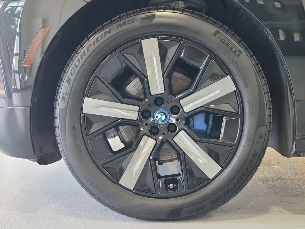 2022 BMW iX xDrive50 xDrive50 - Black Sapphire Metallic exterior view 6