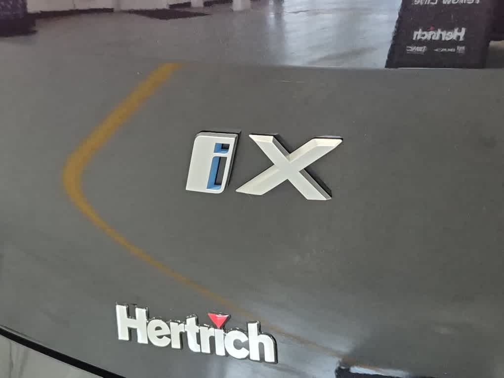 2022 BMW iX xDrive50 xDrive50 - Black Sapphire Metallic exterior view 19